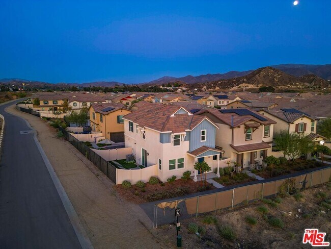 Building Photo - 27639 Sawtooth Ln