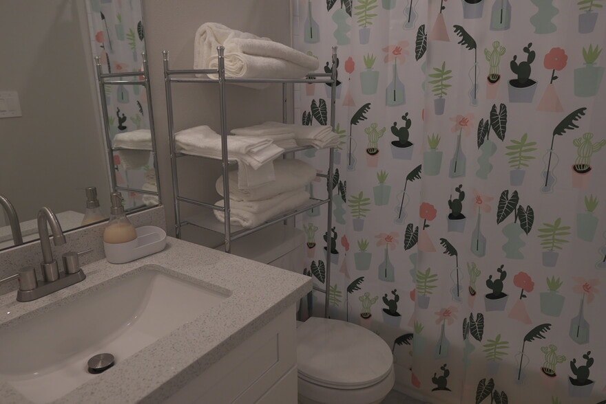 Secondary Bathroom - 5329 Higgins St