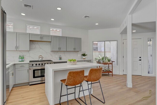 Building Photo - 3 Bedroom, 2.5 Bath Golf Course Home in Guard-Gated Canyon Gate