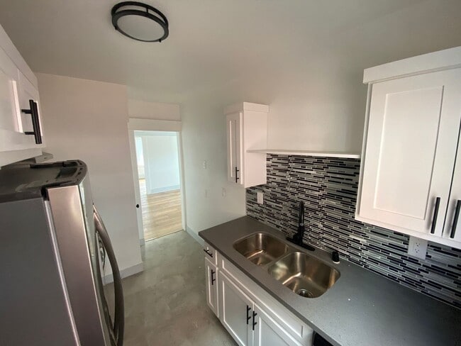 Building Photo - MOVE IN SPECIAL - Modern DTLB living with ...