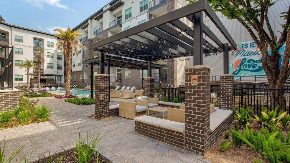 Building Photo - 2511 Montopolis Dr