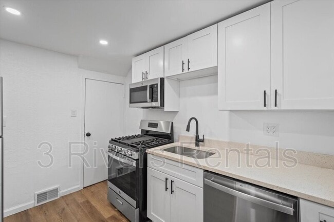Building Photo - 1419 Dagmar Ave