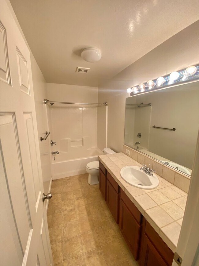 Building Photo - Beautiful 3 bed 2 bath Home in Rosedale!