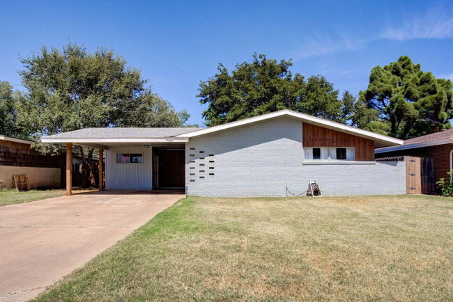 Primary Photo - Beautifully Updated Home with Modern Ameni...