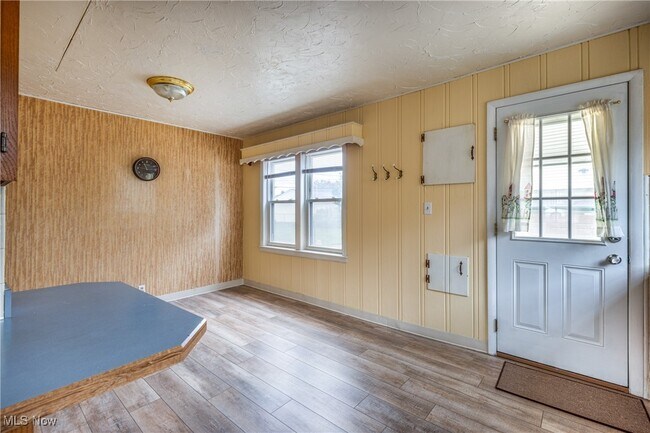Building Photo - 1303 Dartmoor Ave