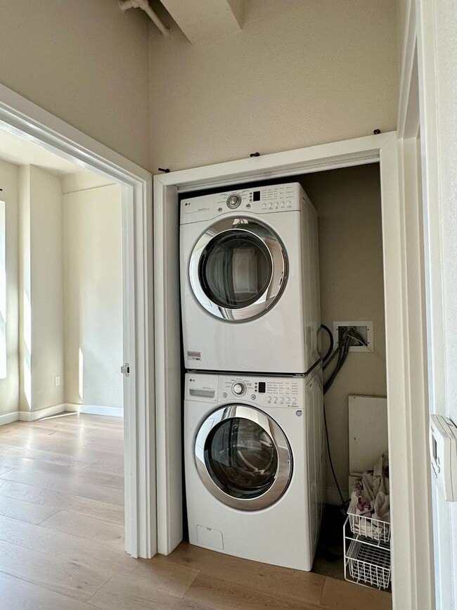 Building Photo - Bright 1BR/1BA Condo in Downtown SF – Step...