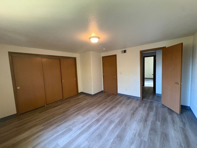 Building Photo - 2 Bedroom 1.5 Bathroom Duplex in Southwest Eugene