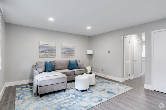 1BR, 1BA - Hilltop Court Apartments