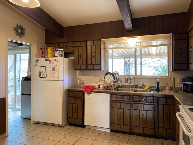 Building Photo - STUDENTS WELCOME! Sprawling 6 Bed / 3 Bath Home Near College and Drake