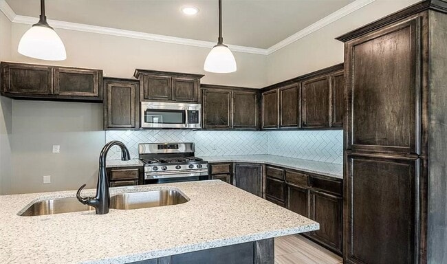 Building Photo - Beautiful 4 Bedroom Home 2 bathroom home!