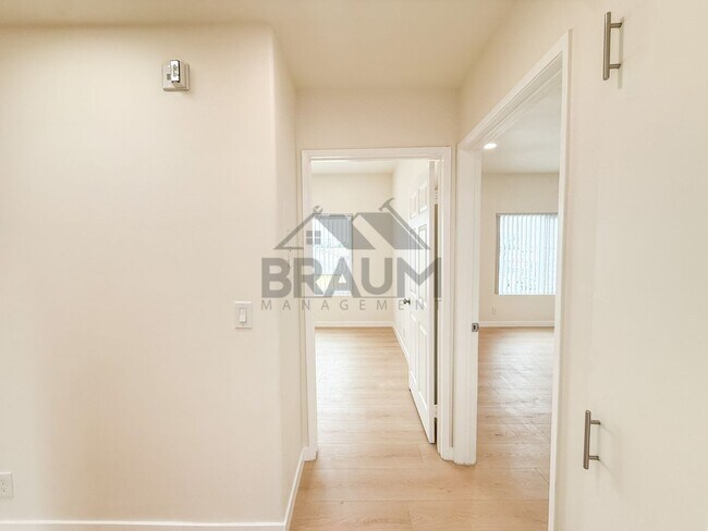 Building Photo - 11035 Moorpark St