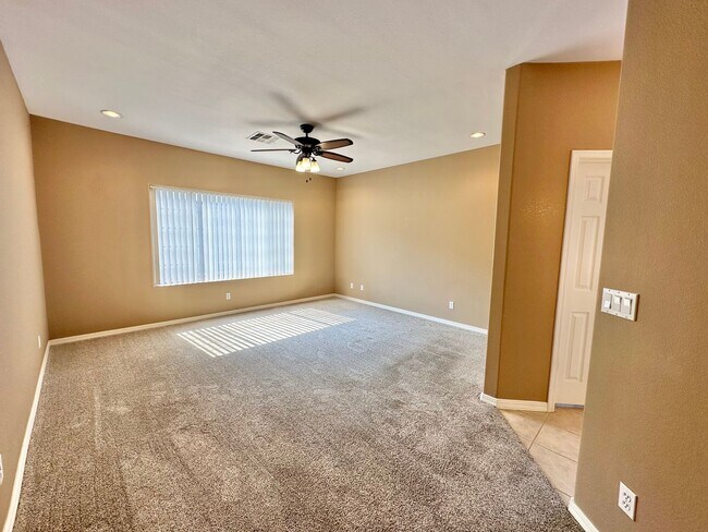 Building Photo - Beautiful 3 bedroom, 3 bathroom home with ...