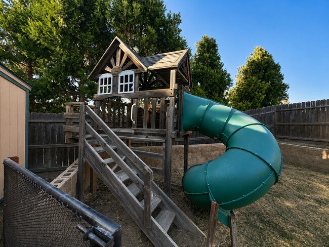 Building Photo - 3290 N Vista Ave