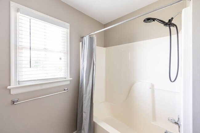 Building Photo - Large 4 Bedroom, 2.5 Bathroom Home in Mech...