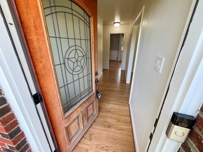 Building Photo - Gorgeous 3 bedroom, 2 bathroom brick home ...