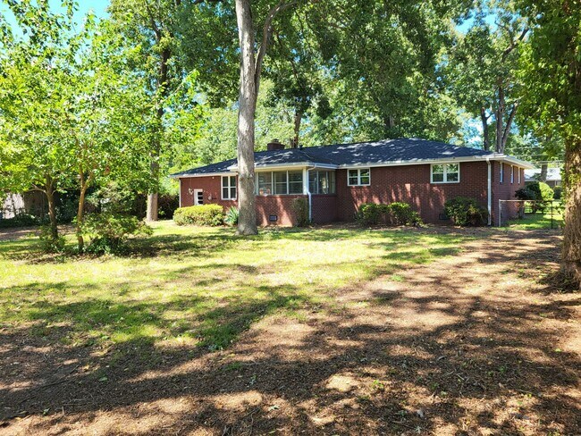 Building Photo - 1653 Sheppard Ave