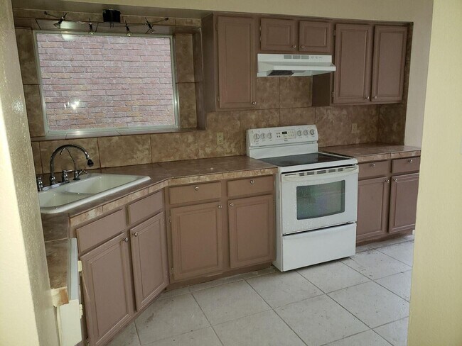 Building Photo - 6649 Queensclub Dr