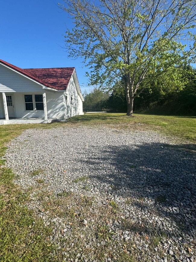 Building Photo - "Charming 2-Bedroom Duplex Retreat on Everett Road Unit B – 2 Full Baths and 1155 Sq Ft of Comfor...
