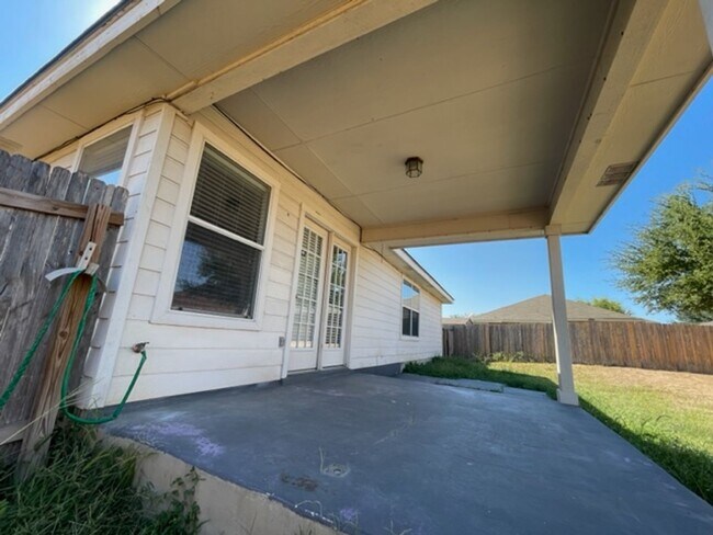 Building Photo - Ready For Move In - Large & Roomy 1 Story 4 Bed 2 Bath in NW San Antonio - Must See!
