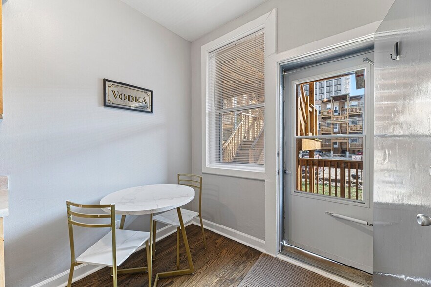 Building Photo - 907 W Agatite Ave