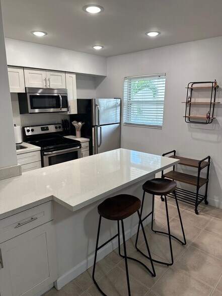 Building Photo - 1220 NE 5th Ter