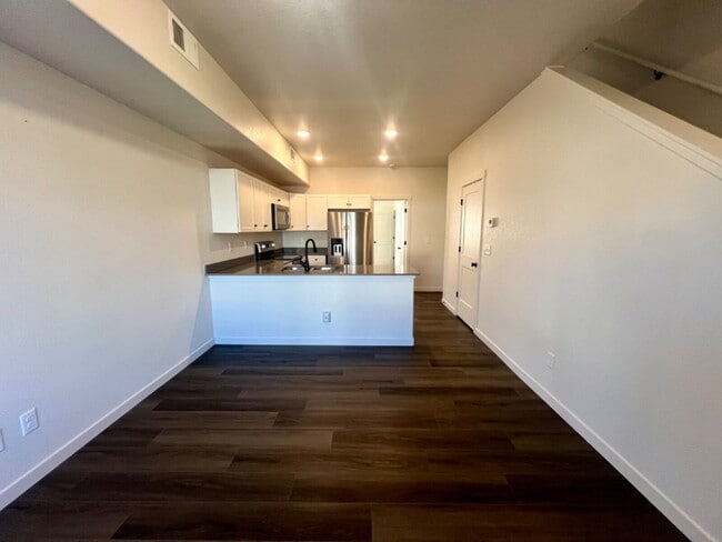 Building Photo - Newer Single Family Home Now Available!