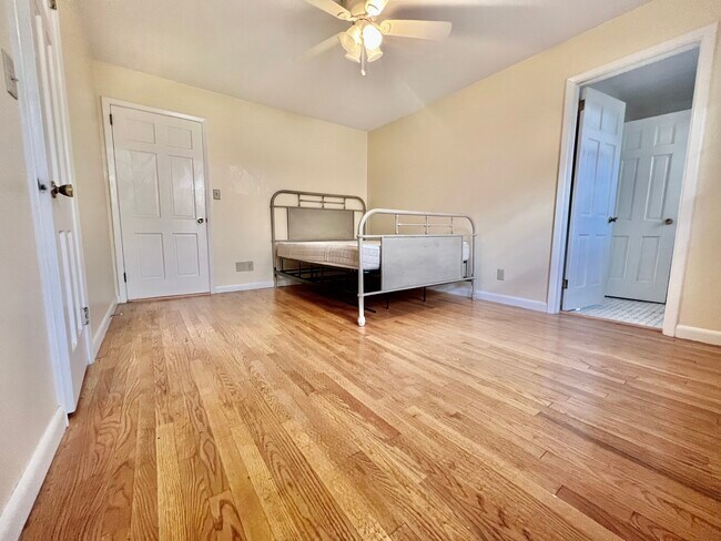 Building Photo - 250 Edgewood Dr