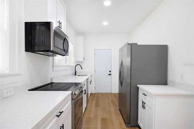 Building Photo - 1024 E Crenshaw St