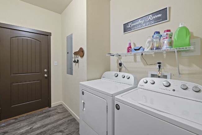 Building Photo - Spacious 3-Bed, 2-Bath Modern Home on 1.16...