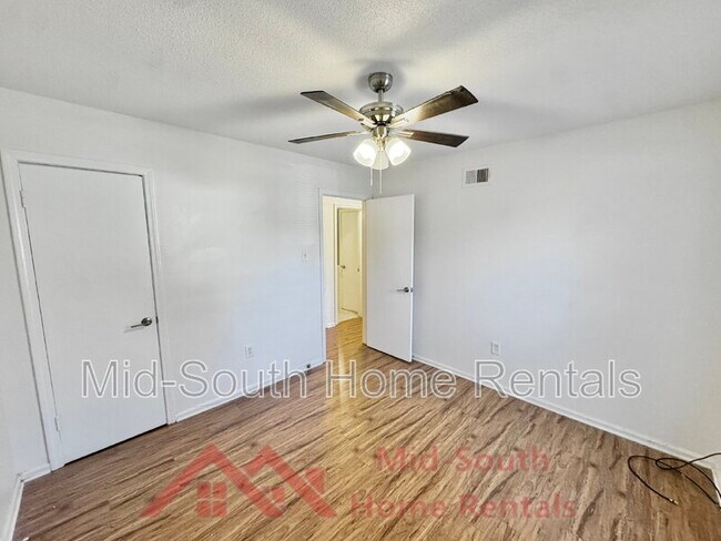 Building Photo - 1185 Deer Trail Ln