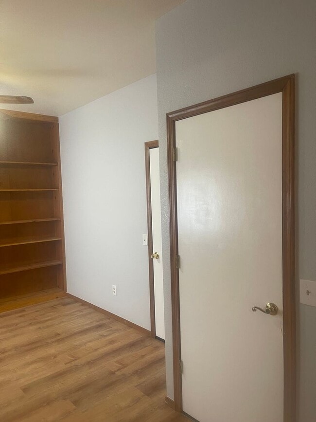Building Photo - 651 Country Oak Dr