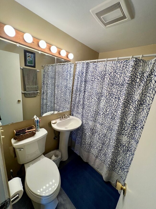 Building Photo - Available Nov 1st / Furnished / 1-Car Gara...