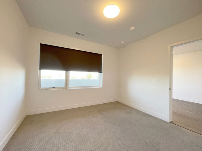 Building Photo - Improved Price!!!! Bustling Location! Mode...