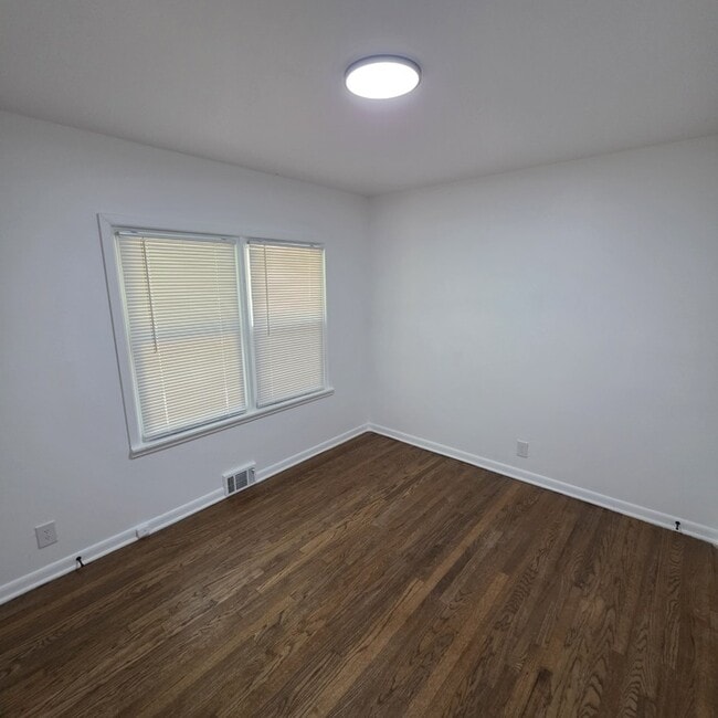 Building Photo - Spacious 4 bedrooms and 2 full baths home located on Holmes Rd in Kansas City, MO