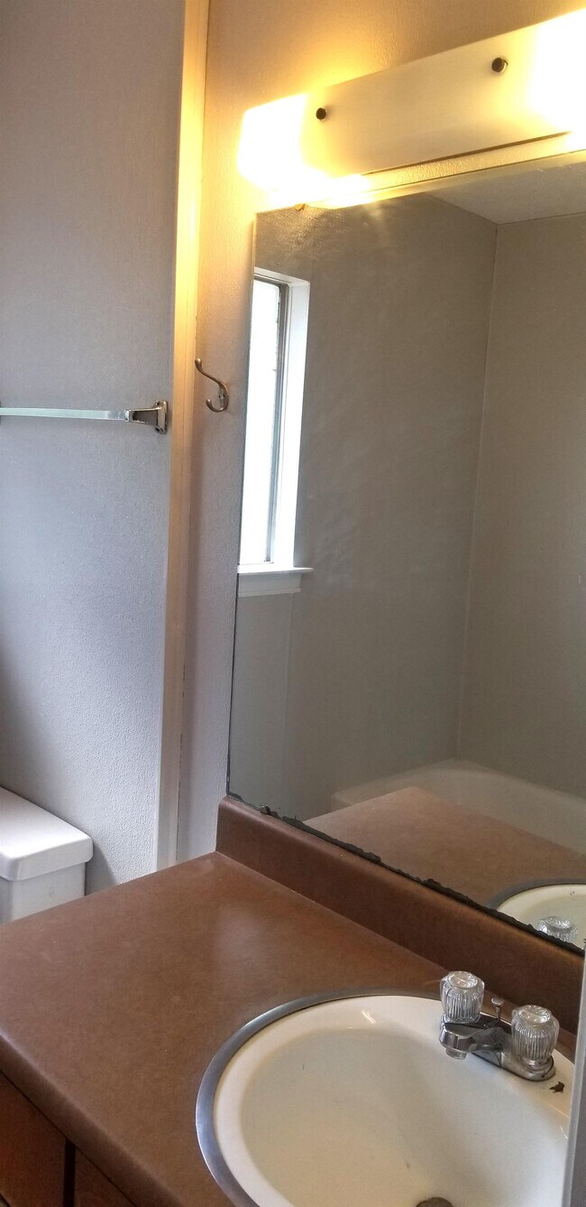 Building Photo - 1109 Wales Dr