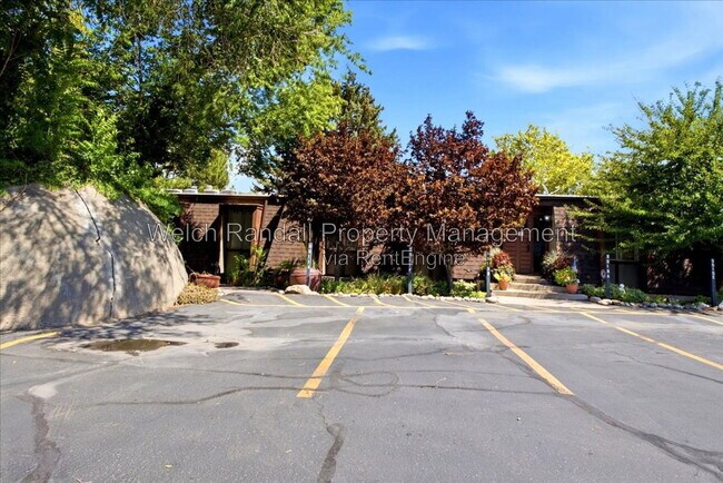 Building Photo - 5511 S Willow Ln