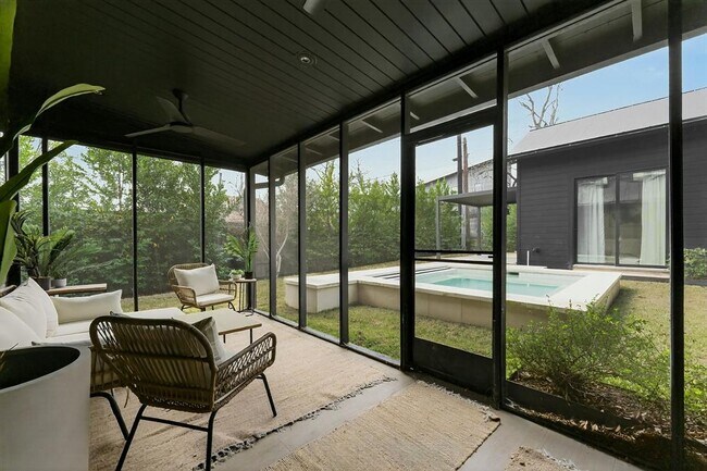 Building Photo - 509 E Mary St