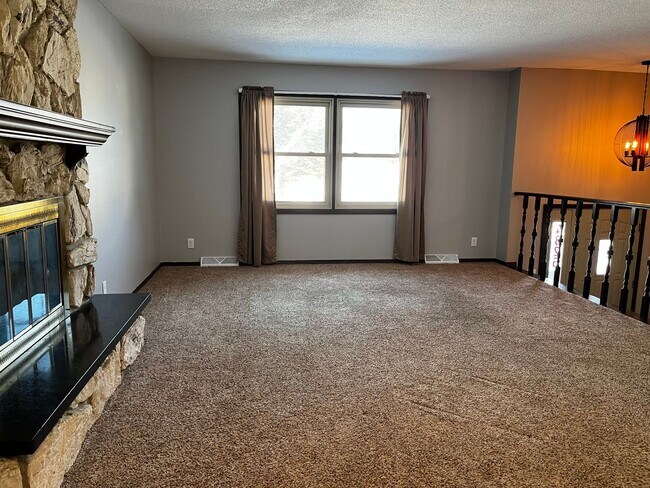 Building Photo - 3 Bed/3 Bath with Fenced in Yard!