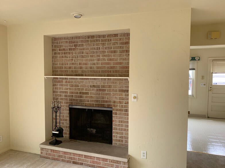 Building Photo - 219 Eisenhower Dr