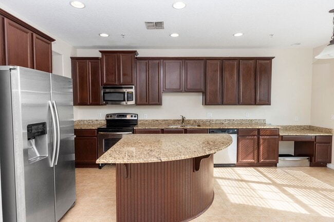 Building Photo - 3-story, 3/3.5, updated, townhome in the heart of Baldwin Park!