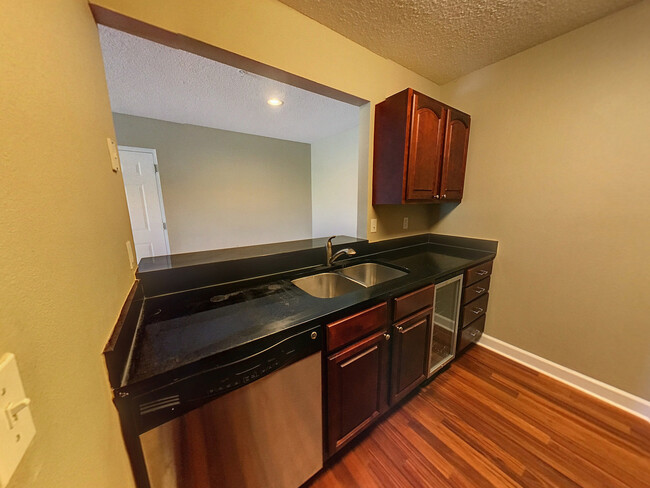 Building Photo - Gorgeous 1 bedroom 1.5 bathroom condo with...