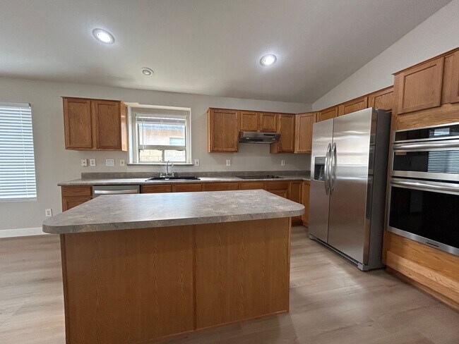 Building Photo - 434 E Chicory Pl