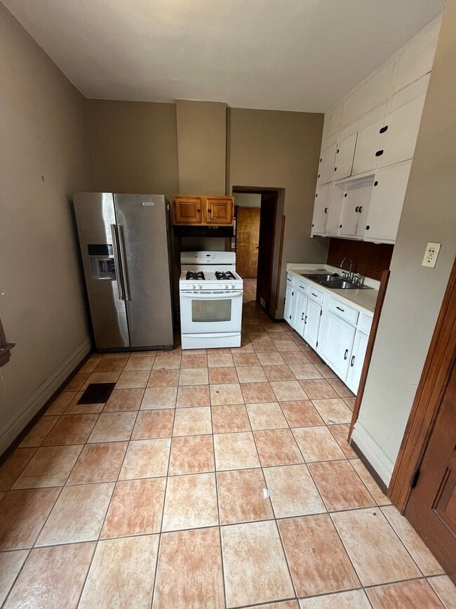 Building Photo - 2 Bedroom 2 Bathroom in Popular Baker Dist...