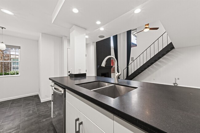 Building Photo - 5524 Beverly Hill St