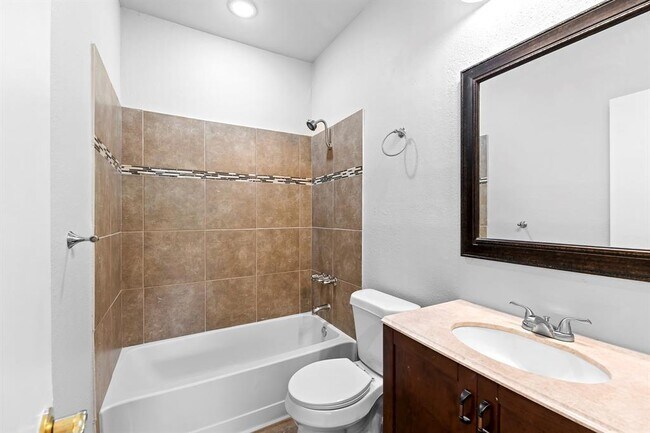 Building Photo - 1207 York Castle Dr