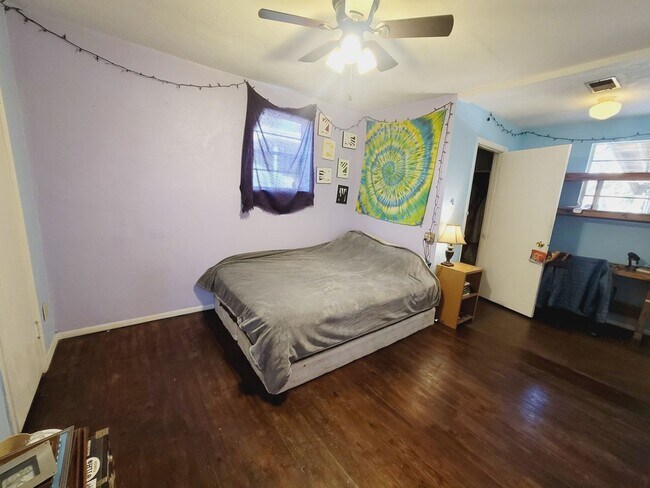 Building Photo - SPACIOUS 2/2 w/ Wood Floors, Washer/Dryer, Office, & Carport! Walk to Midtown Night Life! Availab...