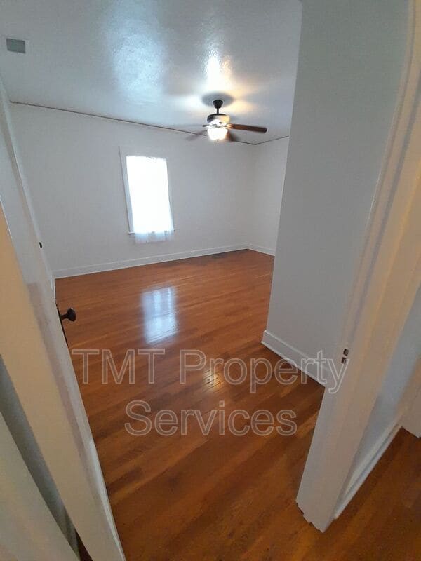 Building Photo - 619 E Cook St