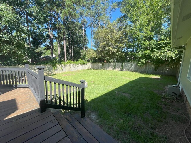 Building Photo - Beautifully Updated 3 Bed Home with Bonus ...