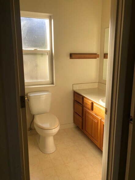 Building Photo - 618 Iowa St