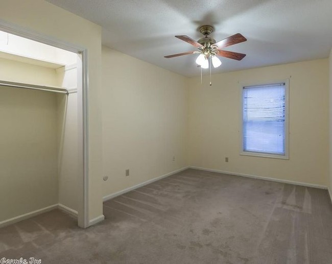 Building Photo - Large 5 Bedroom